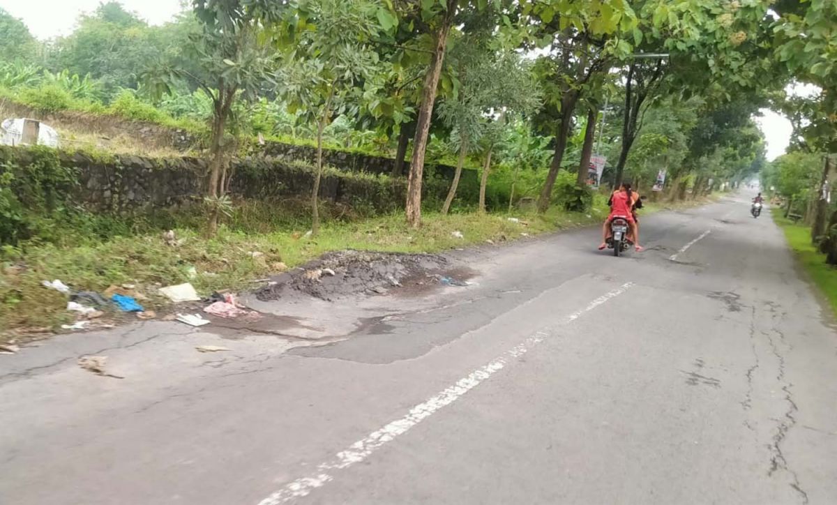 Jalan kampung yang ada di Dusun Sumbernongko, Desa Denanyar, Kecamatan Jombang rusak, diduga akibat aktivitas proyek TPA (Foto-foto: Elok Aprianto/jatimnow.com)