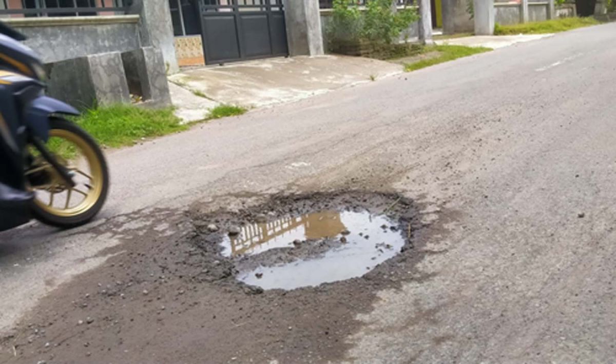 Jalan kampung yang ada di Dusun Sumbernongko, Desa Denanyar, Kecamatan Jombang rusak, diduga akibat aktivitas proyek TPA