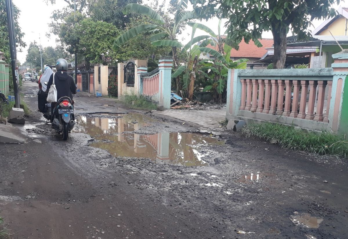 Jalan rusak dan berlubang yang ada di Desa Masangan Kulon dan Masangan Wetan, Kecamatan Sukodono (Foto-foto: Zainu Fajar/jatimnow.com)