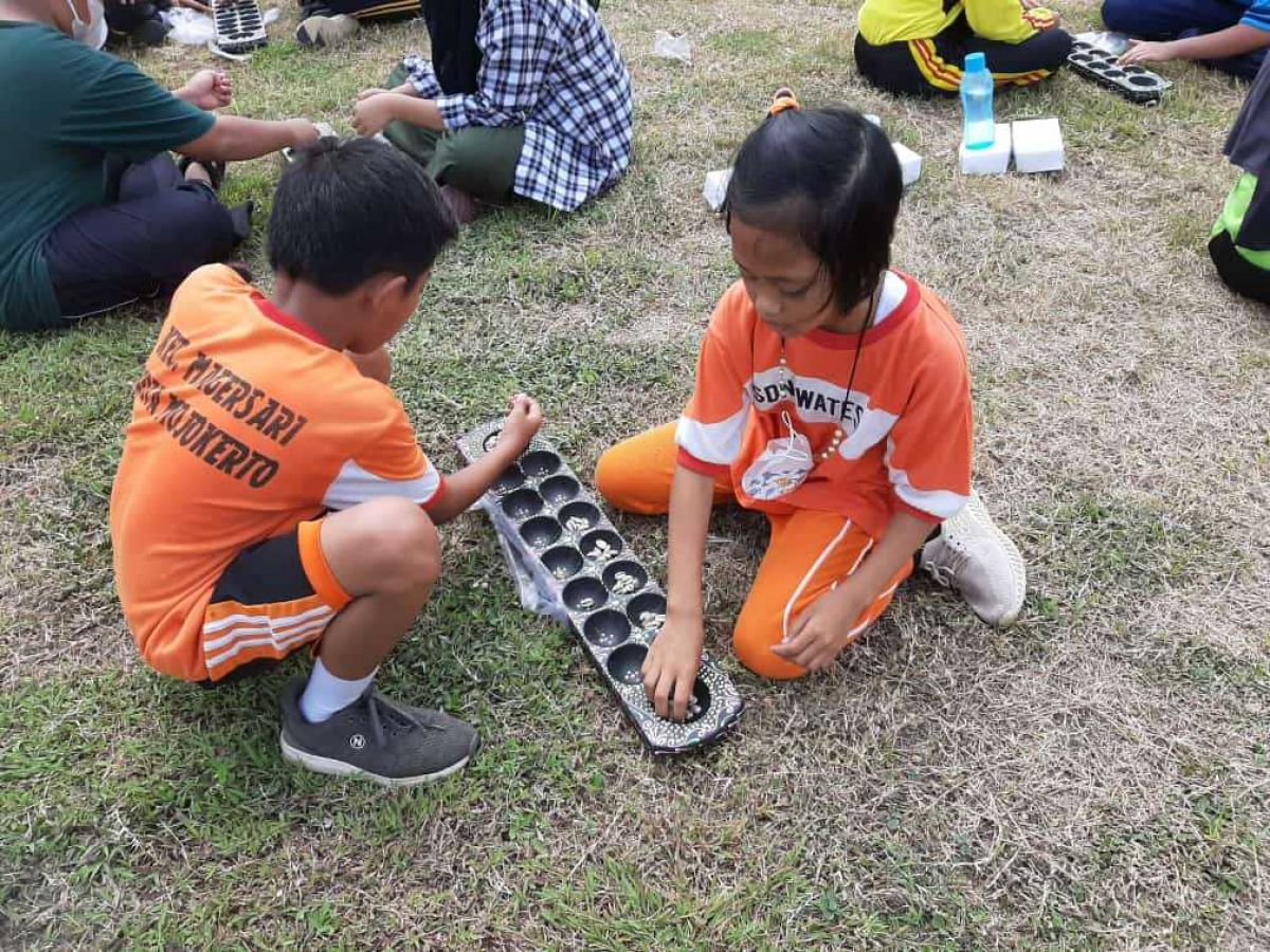 Para siswa saat berlatih memainkan permainan tradisional di Kota Mojokerto