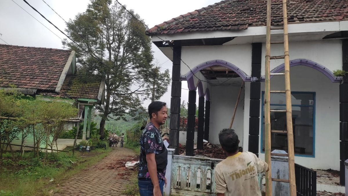 Kanit Reskrim Polsek Nongkojajar Polres Pasuruan melakukan pengecekan.(Foto: Kepala Desa Andonosari Akhmad Pujianto)