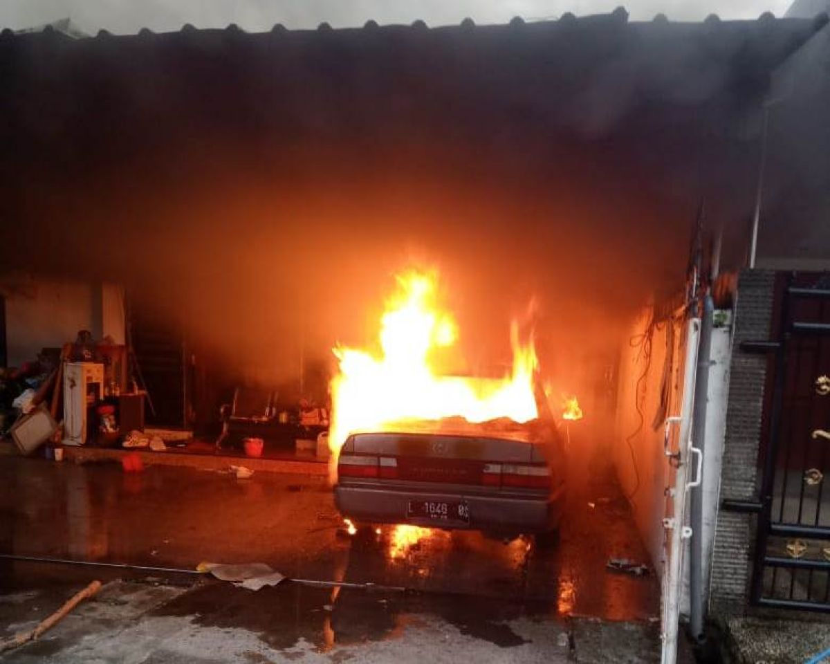Api yang muncul berasal dari mobil di garasi dan menyambar plafon rumah.