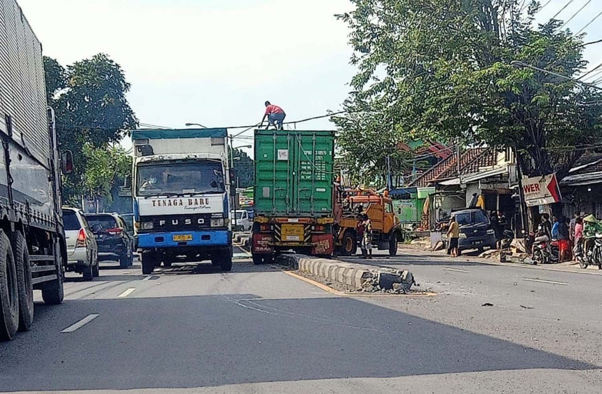 Kecelakaan beruntun tiga kendaraan di Pasuruan (Foto: Unit Laka Satlantas Polres Pasuruan)