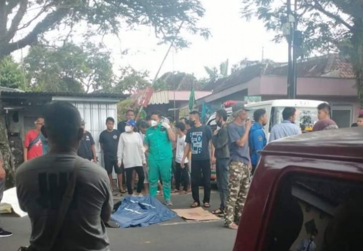 Petugas mengevakuasi korban kecelakaan di Jalan Tinimbar, Kedungkandang, Kota Malang. (Foto: Johan for jatimnow.com)