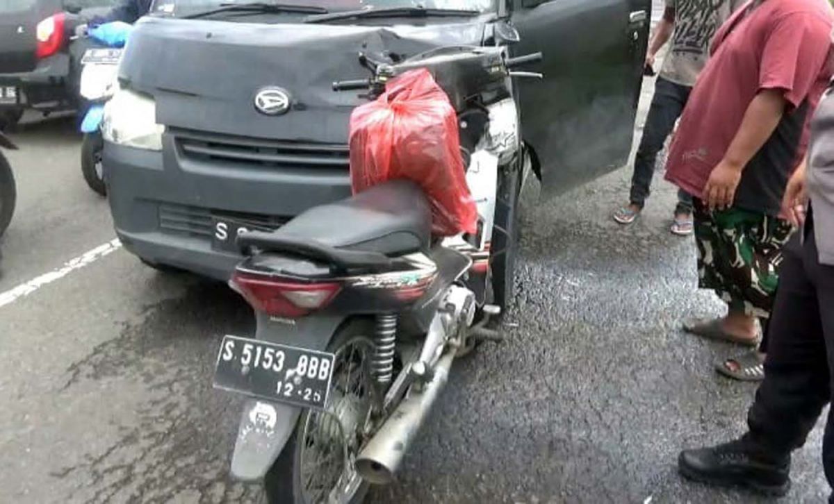 Kecelakaan akibat jalan berlubang di Jombang (Foto: Elok Aprianto/jatimnow.com)