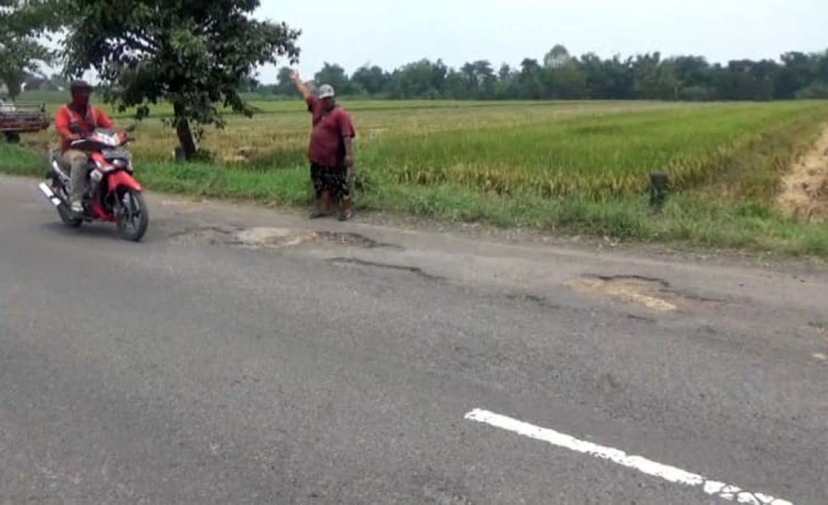Jalan berlubang di Jombang yang menyebabkan kecelakaan
