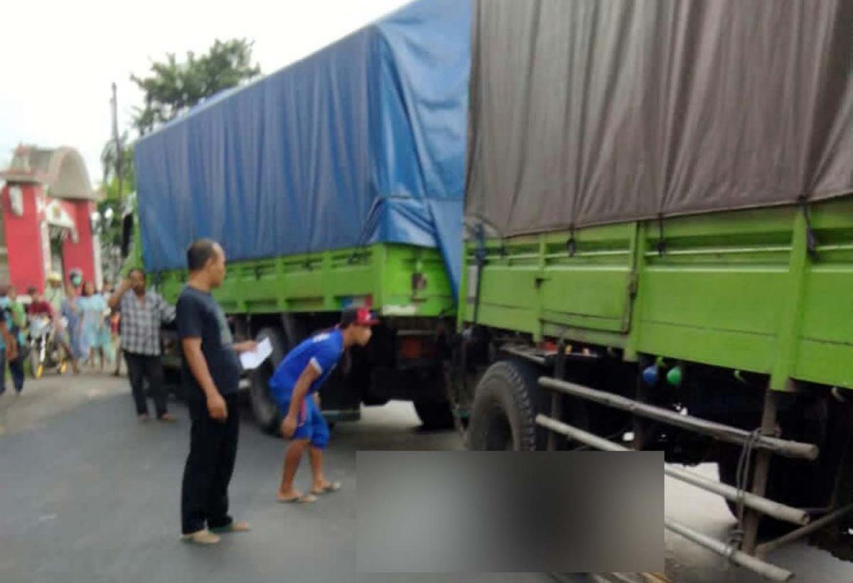 Satu orang tewas dalam kecelakaan motor tertabrak truk gandeng di Pasuruan (Foto: Viral di lintas grup)