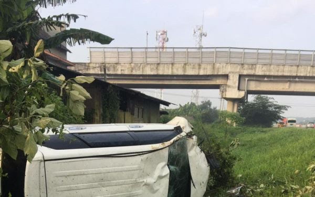 Mobil anggota Fraksi Golkar DPRD Kota Malang Suryadi alami kecelakaan di Tol Lawang.(Foto: Pri Darma)