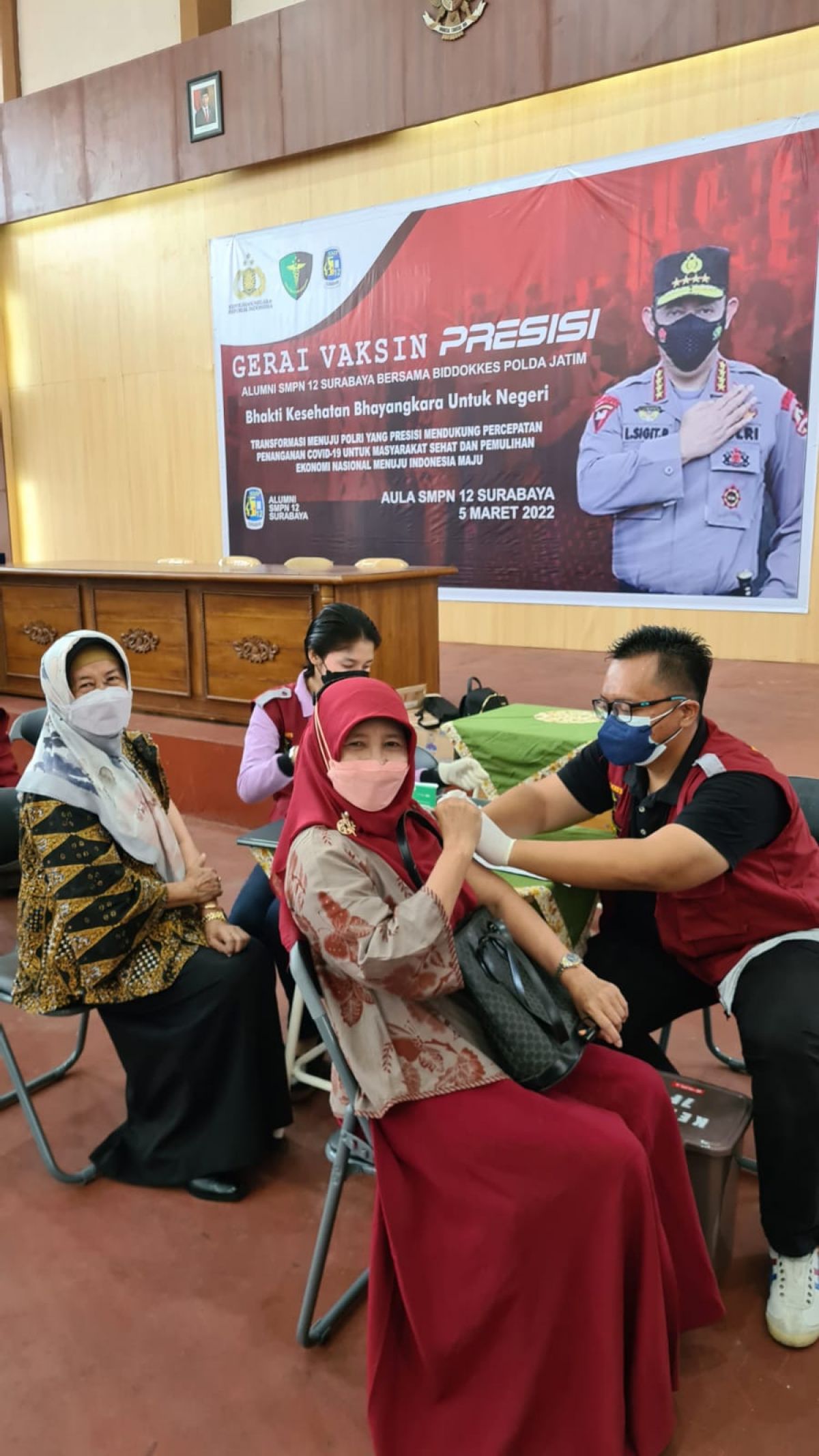 Kepala SMPN 12 Surabaya dra Elly Dwi Pudjiastuti M.Pd dan Wakasek Sarana dan Prasarana Yayuk Sukaryati S.Pd ikut mendapatkan vaksin booster Pfizer.