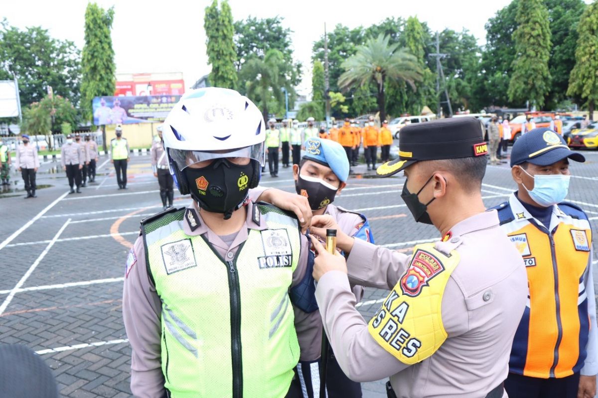 Kapolres Situbondo AKBP Andi Sinjaya sematkan pita tanda dimulainnya Operasi Keselamatan Semeru 2022.(Foto: Polres Situbondo for jatimnow.com)