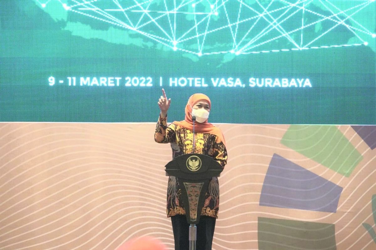 Gubernur Jatim Khofifah Indar Parawansa saat menutup rapat koordinasi nasional Transmigraai di Hotel Vasa Surabaya, Kamis (10/3/2022).(Foto: Humas Pemprov Jatim)