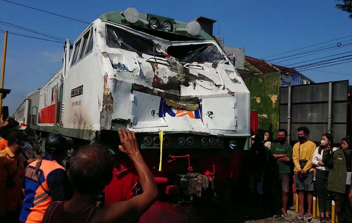 Kondisi lokomotif usai terlibat kecelakaan dengan bus di Tulungagung (Foto: Bramanta Pamungkas/jatimnow.com)