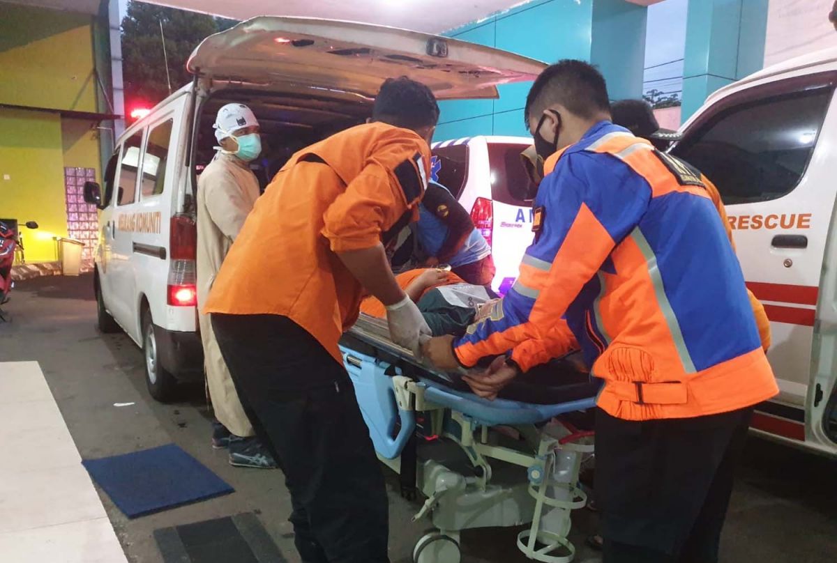 Salah satu korban kecelakaan mobil terbalik di Pacet, Mojokerto tiba di rumah sakit