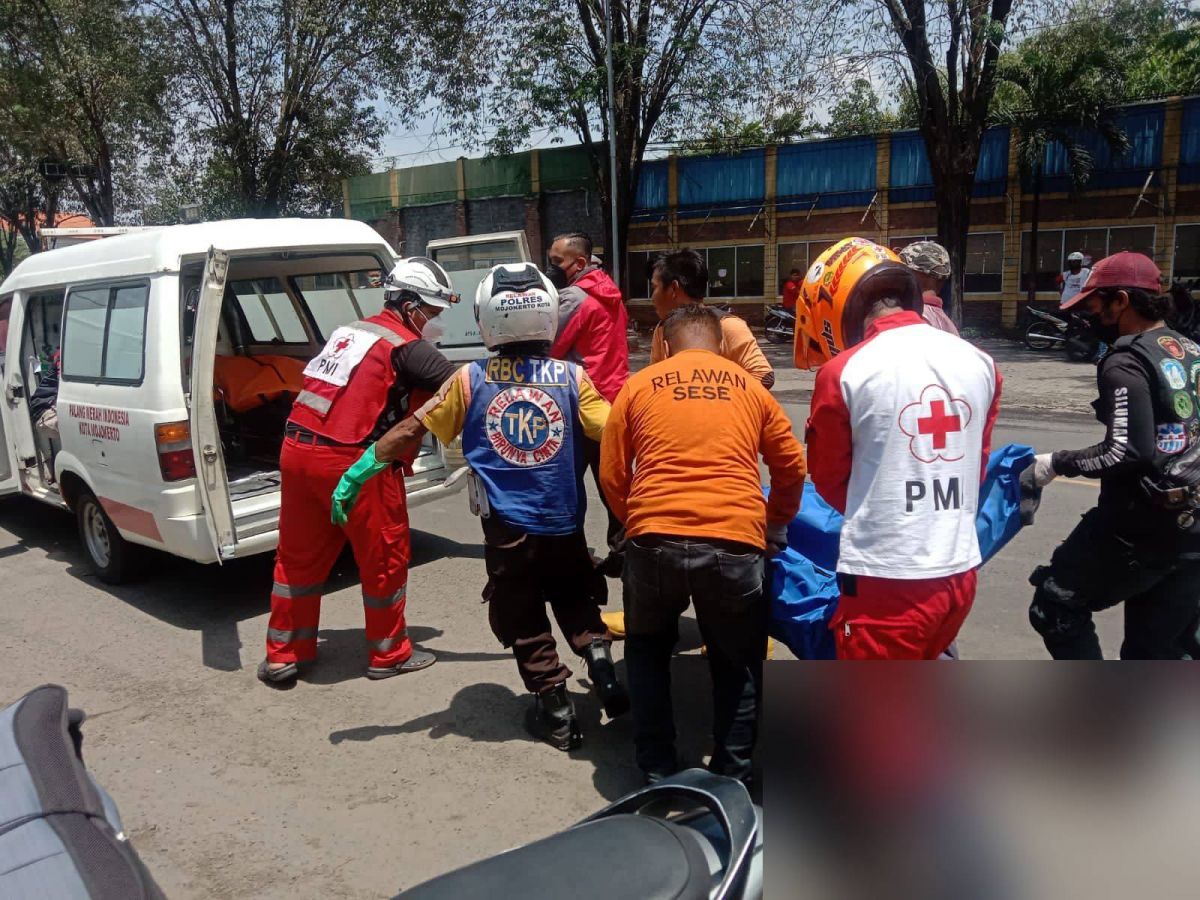 Evakuasi pasutri korban kecelakaan di By Pass Mojokerto. (Foto: Grup relawan for jatimnow.com)