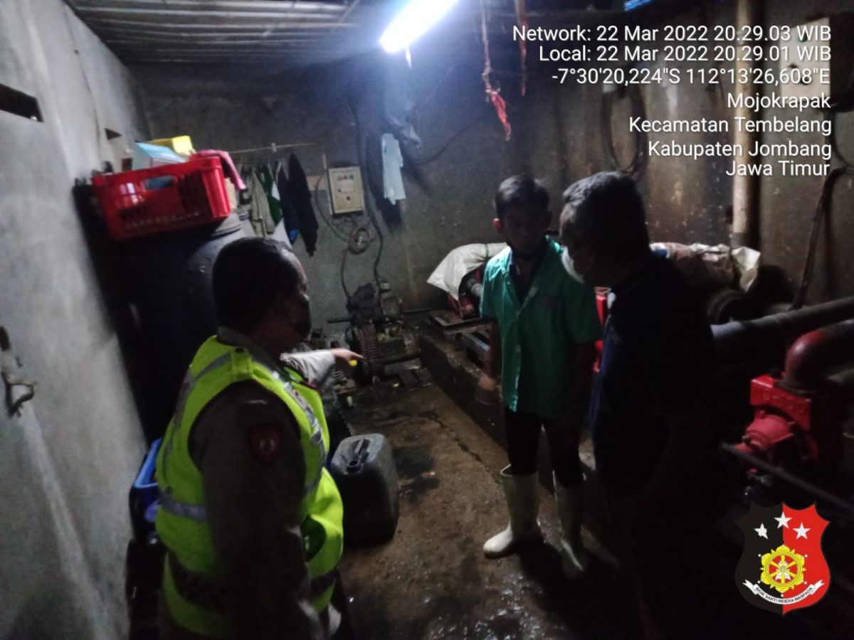 Polisi saat melakukan olah tempat kejadian perkara di lokasi IPAL milik CV Wahana Sejahtera Food.(Foto: Polsek Tembelang)
