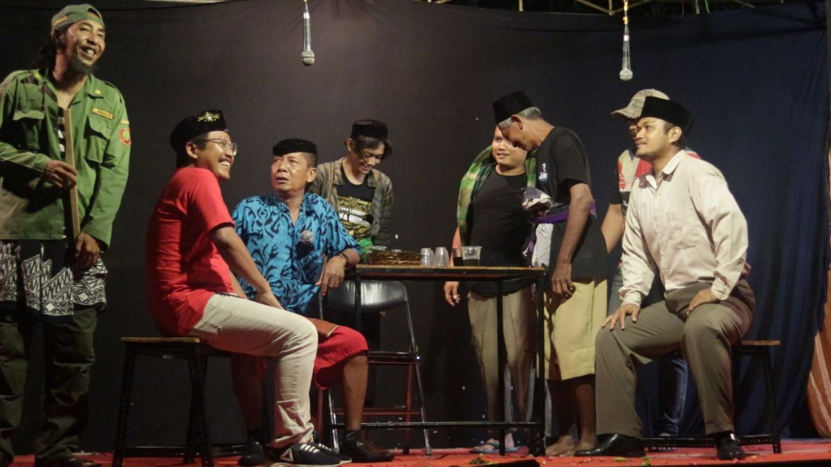 Ketua Fraksi PSI DPRD Surabaya Tjutjuk Supariono bersama seniman Surabaya.(Foto: Dok. PSI Surabaya/jatimnow.com)