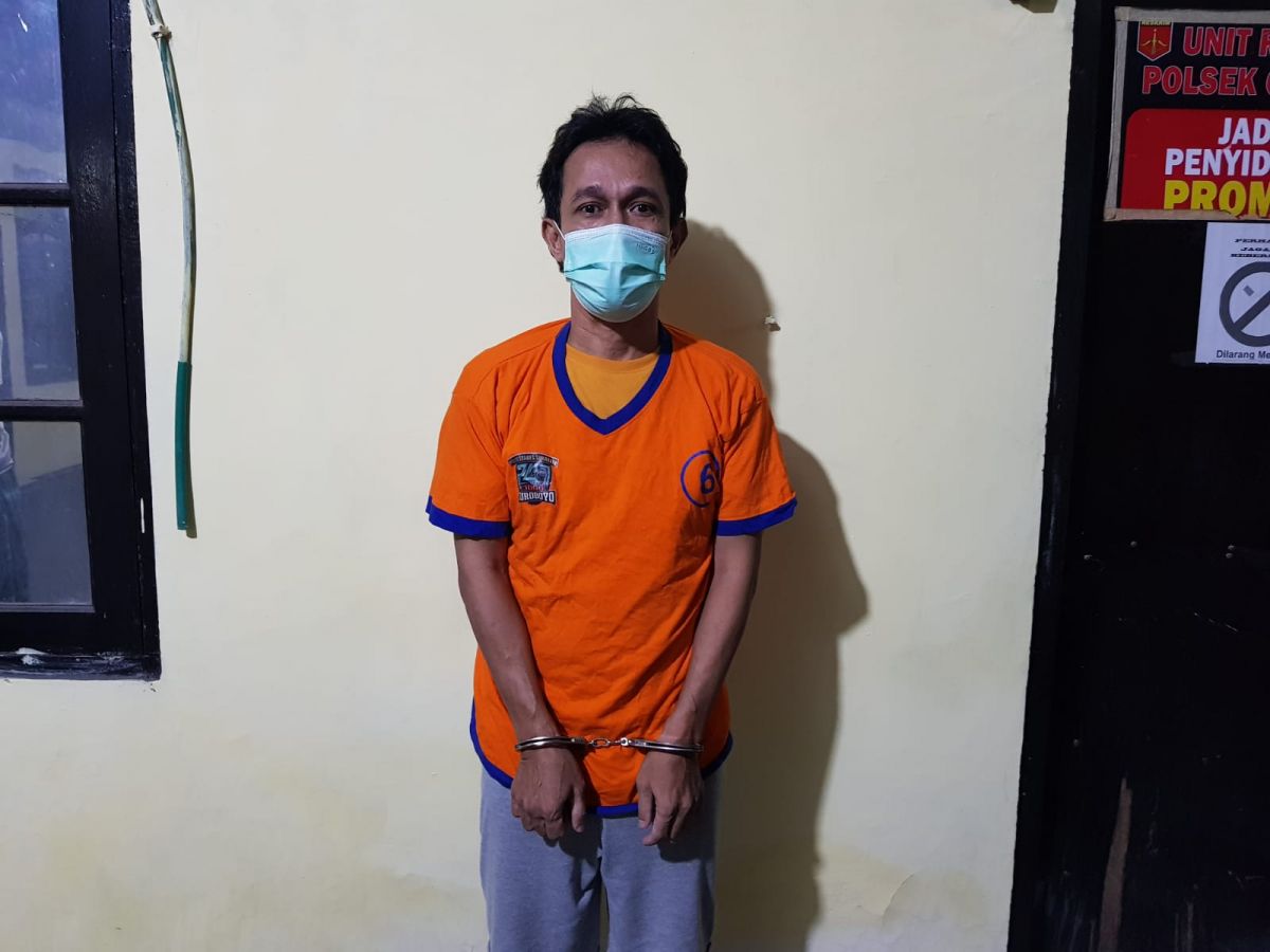 Tersangksa Widodo, spesialis pencuri di rumah kos di Surabaya saat diamankan di Polsek Gayungan. (foto: polsek gayungan/jatimnow.com).