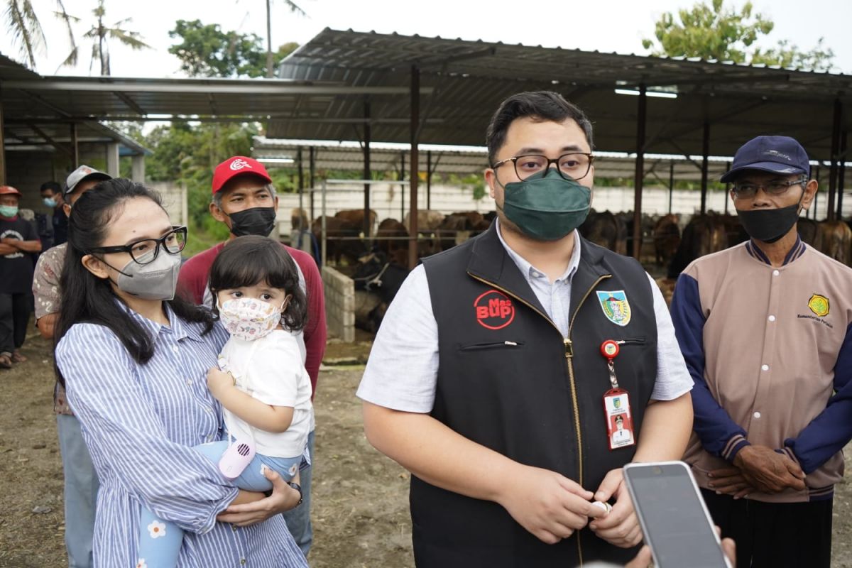 Mas Dhito ajak buah hati dan istri saat monitoring program pengembangan koorporasi sapi. (Foto: dok Humas Pemkab Kediri/jatimnow.com)