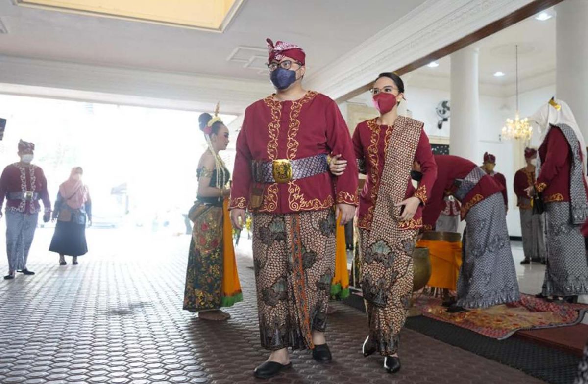 Bupati Kediri, Hanindhito Himawan Pramana (Mas Dhito) saat mengenakan pakaian khas Kabupaten Kediri (Foto-foto: Humas Pemkab Kediri)