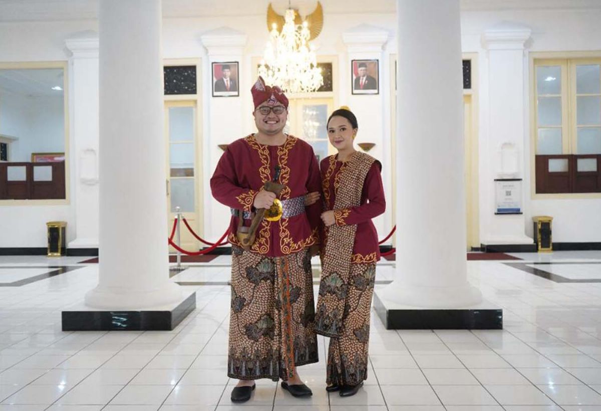 Bupati Kediri, Hanindhito Himawan Pramana (Mas Dhito) saat mengenakan pakaian khas Kabupaten Kediri