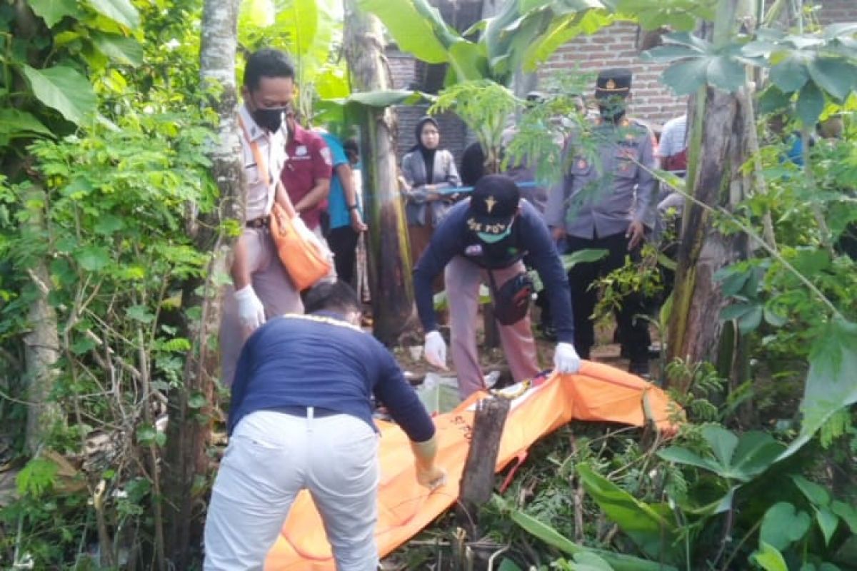 Evakuasi mayat bayi di Desa Matesih, Kecamatan Jiwan, Kabupaten Madiun.(Foto: Burmanto for jatimnow.com)