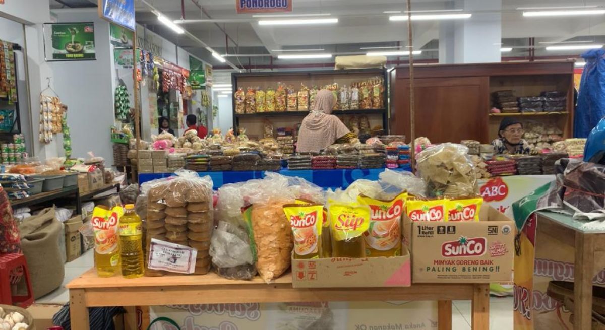 Minyak goreng kemasan di Pasar Legi Ponorogo tersedia. Berbeda dengan minyak goreng curah.(Foto: Mita Kusuma/jatimnow.com)