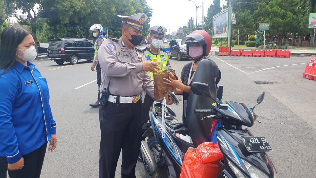 Masyarakat yang terjaring razia mendapat hadia sembako dari polisi. (Foto: Humas Polres Situbondo)