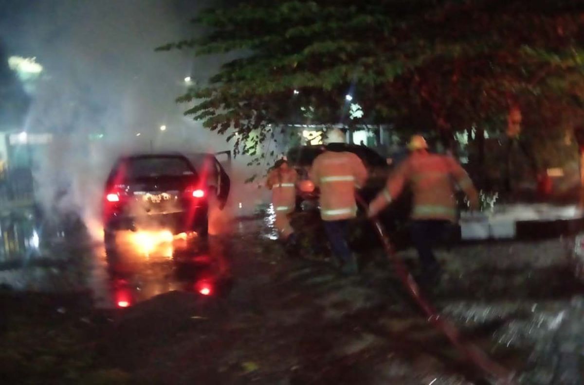 Petugas berhasil memadamkan api yang membakar mobil Mercy di Surabaya