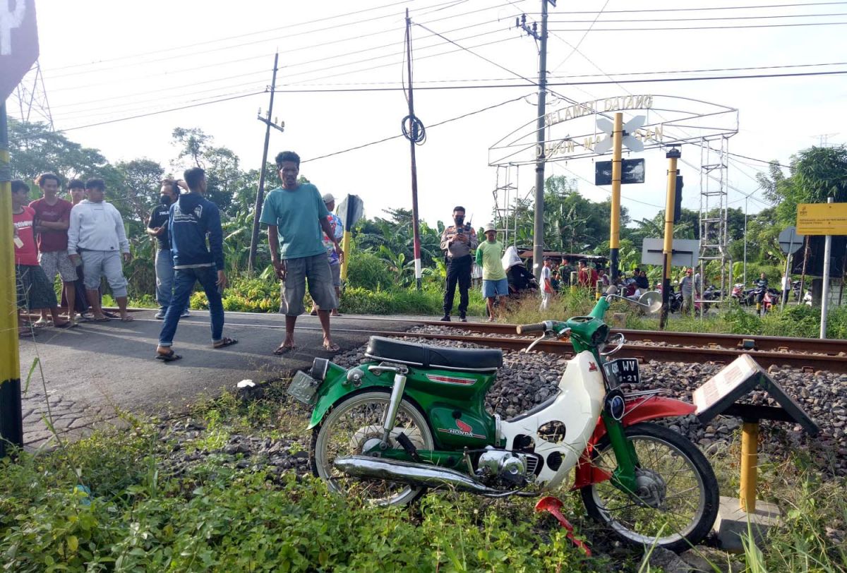 Motor jadul yang tersambar kereta api di Pasuruan (Foto: Moch Rois/jatimnow.com)
