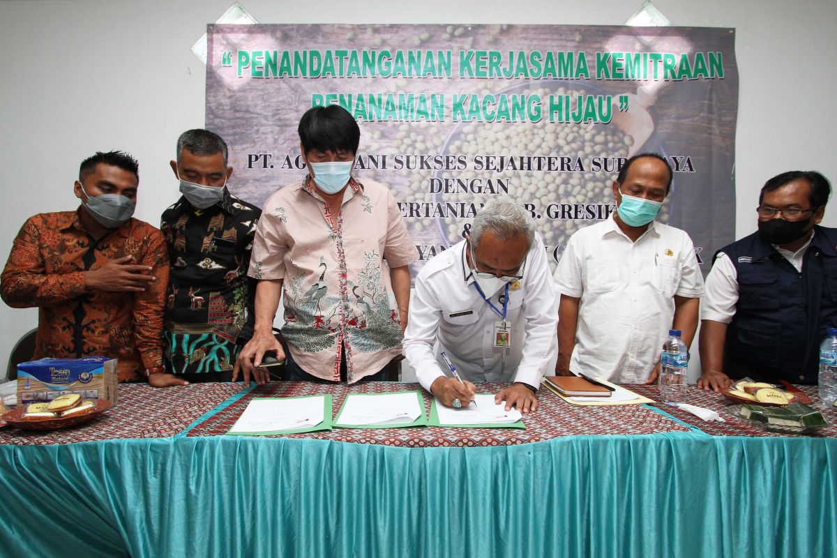 PT Agro Tani Sukses Sejahtera melakukan MoU dengan Kontak Tani Nelayan Andalan (KTNA) Kabupaten Gresik (Foto-foto: Sahlul Fahmi/jatimnow.com)