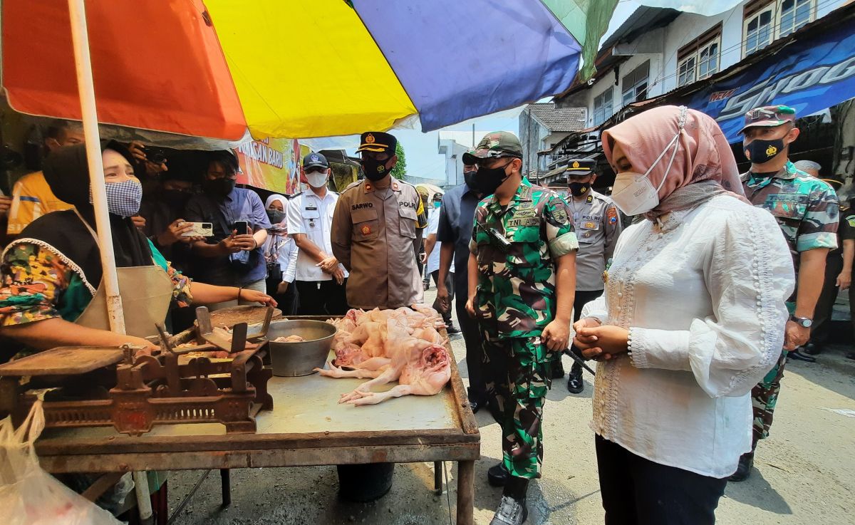Ning Ita juga memantau sejumlah bahan pokok seperti daging ayam di pasar tradisional.