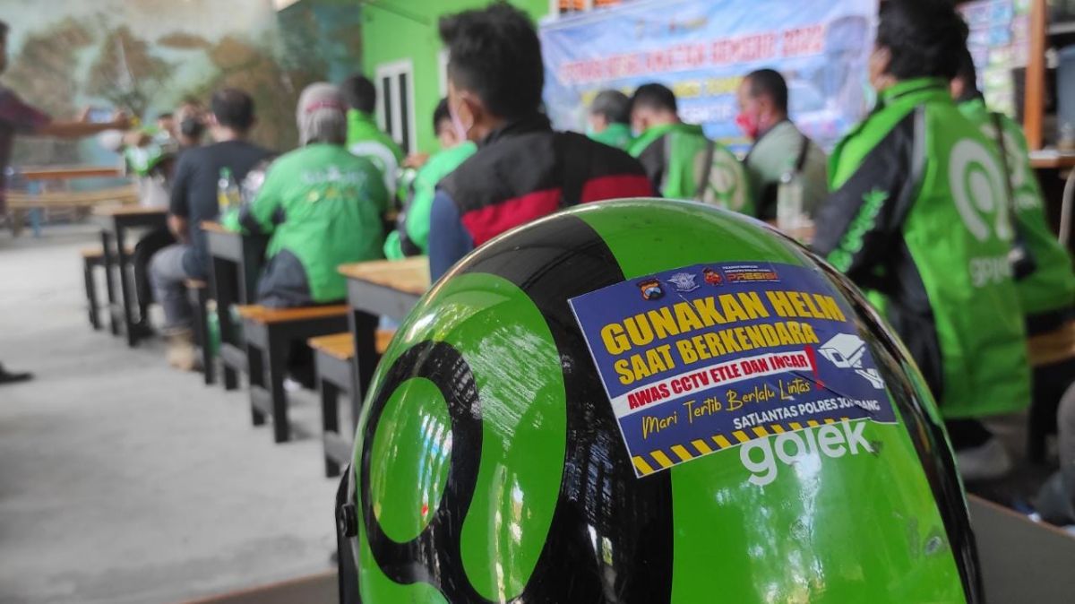 Sosialisasi Operasi Keselamatan Semeru 2022 pada sejumlah Ojol di Jombang. (Foto: Elok Aprianto/jatimnow.com)