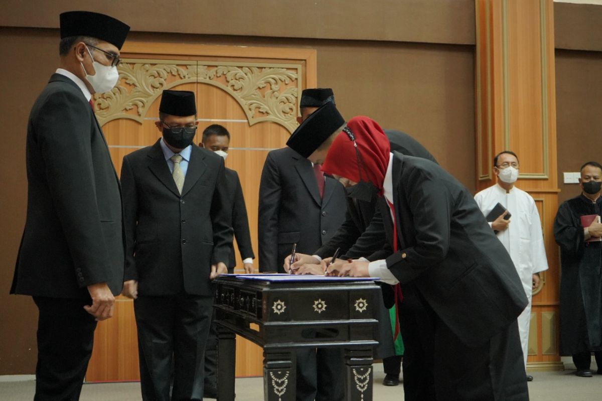 Kanwil Kemenkumham Jatim saat melantik 37 pejabat notaris dan 3 pejabat administrasi di Surabaya.(Foto: Humas Kemenkumham Jatim)