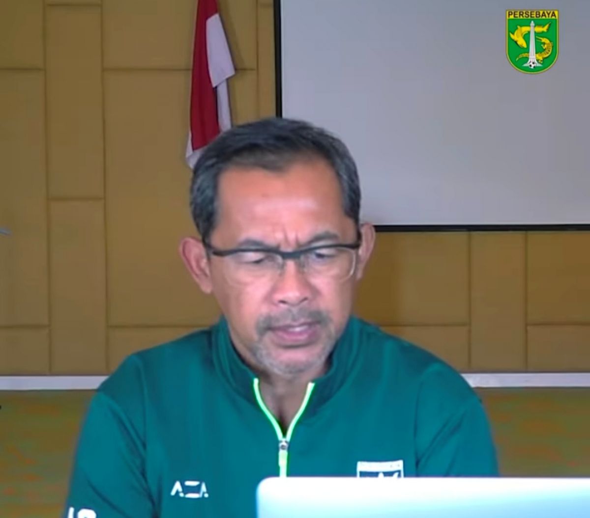 Pelatih Persebaya, Aji Santoso saat konferensi pers virtual jelang lawan Persik Kediri besok (10/3/2022). (Foto: Tangkapan layar instagram @officialpersebaya/jatimnow.com).