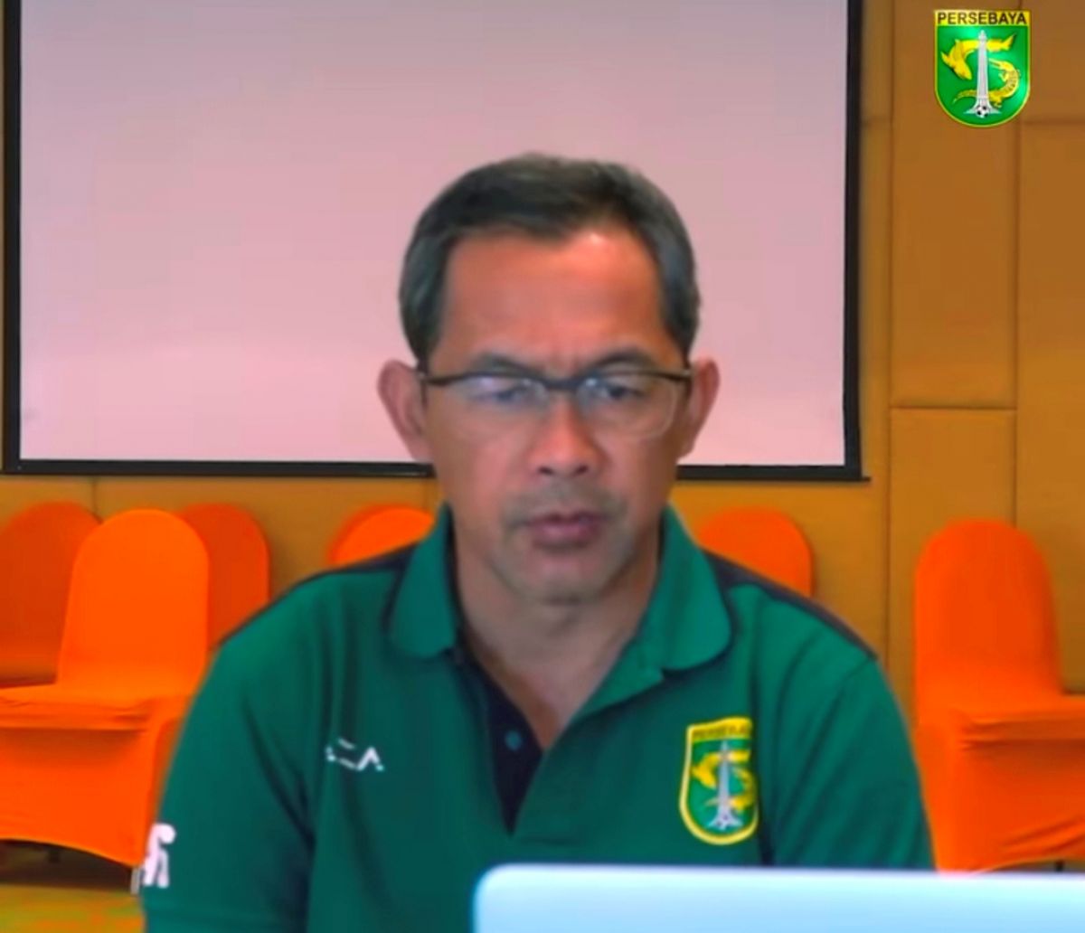 Pelatih Persebaya Surabaya, Aji Santoso saat konferensi pers virtual. (Foto: instagram officialpersebaya)