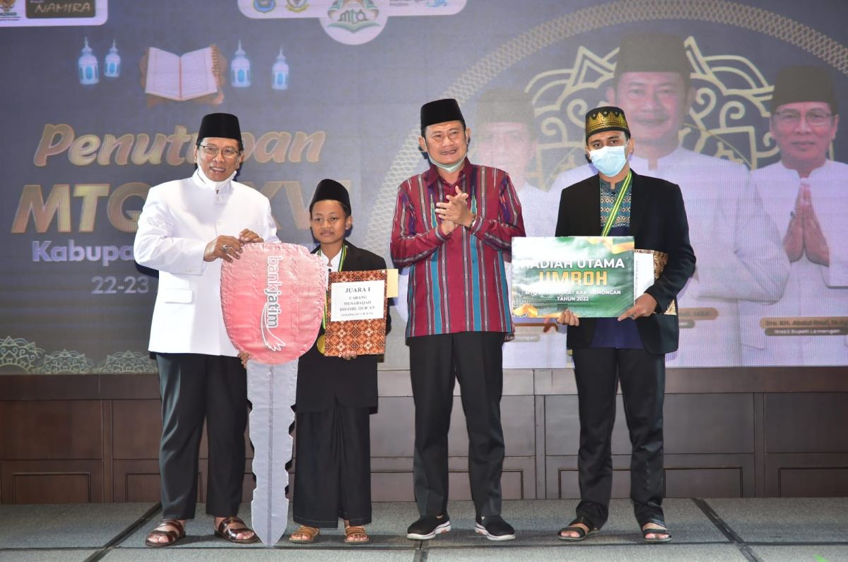 Pemenang ajang MTQ ke-26 Lamongan saat menerima hadiah umrah dan 1 unit sepeda motor. (Foto: Prokopim Kabupaten Lamongan for jatimnow.com)