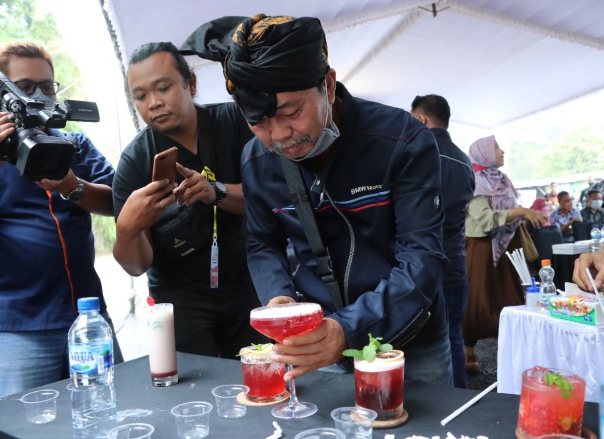 Lomba inovasi menu minuman berbahan bunga rosella. (Foto: Humas Pemkab Kediri/jatimnow.com)