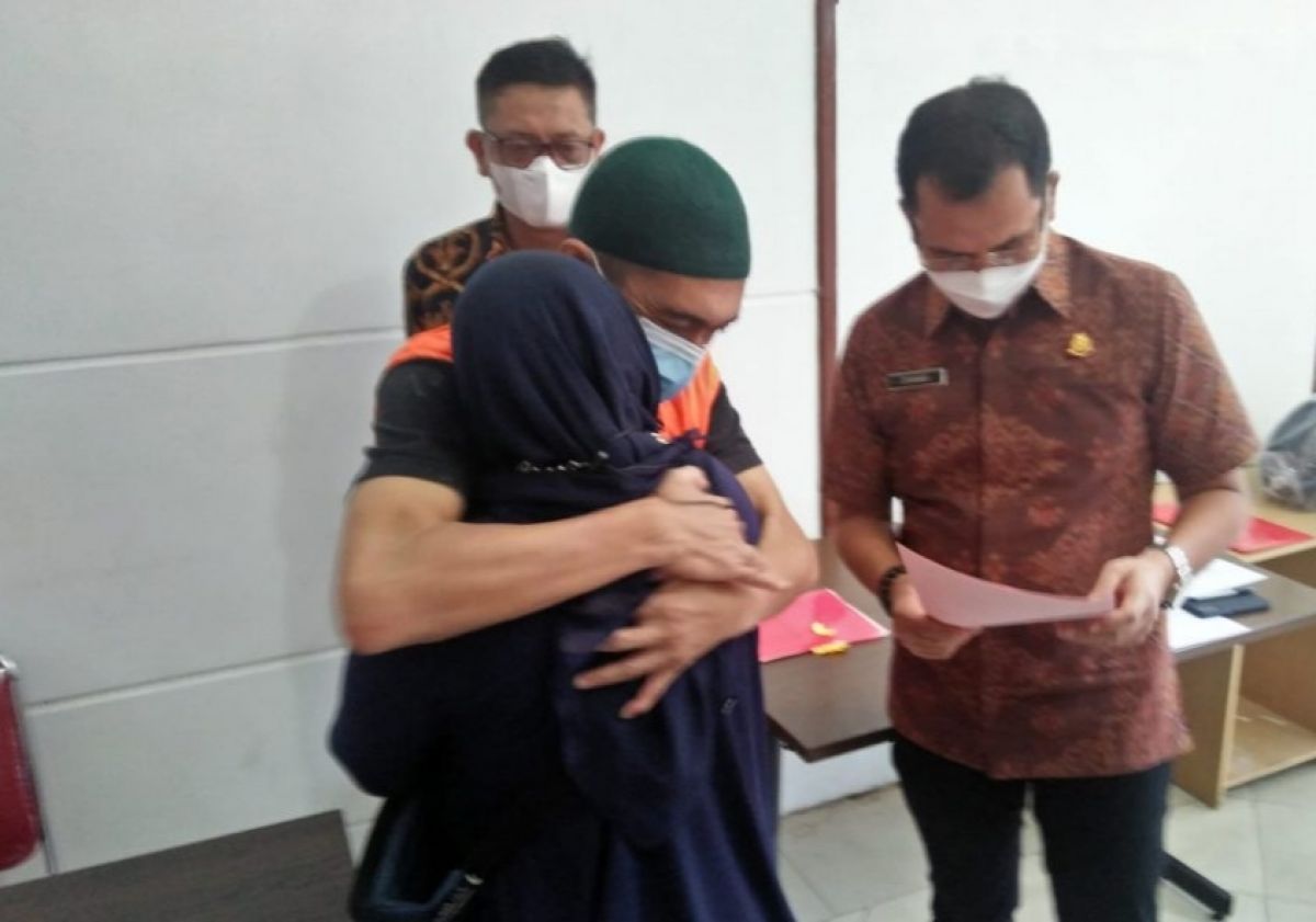 Ibra Koko Bachtiar memeluk istrinya usai dibebaskan Kejari Kota Malang.(Foto: Kejari Kota Malang)