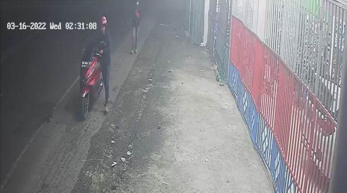 Rekaman kamera CCTV yang menunjukkan aksi pelaku pencurian. (Foto: Elok Aprianto/jatimnow.com)