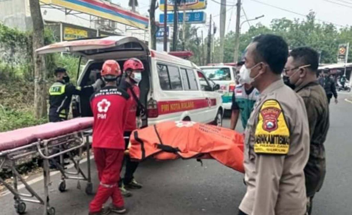 Evakuasi jenazah pengayuh becak di Kota Malang (Foto: Andik Agus for jatimnow.com)