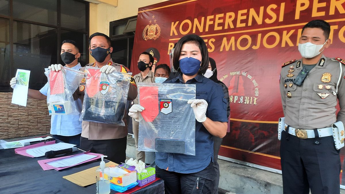 Kapolres Mojokerto AKBP Apip Ginanjar saat beberkan barang bukti. (Foto: Achmad Supriyadi/jatimnow.com)