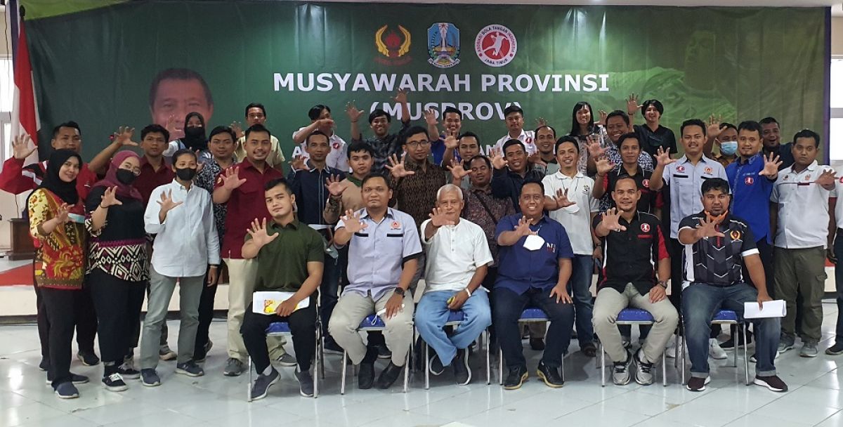 Agus Maimun, Prof Dr Abdul Rahman beserta pengurus cabang di acara Musprov I Pengprov ABTI Jatim. (Foto: Pengprov ABTI Jatim/jatimnow.com)