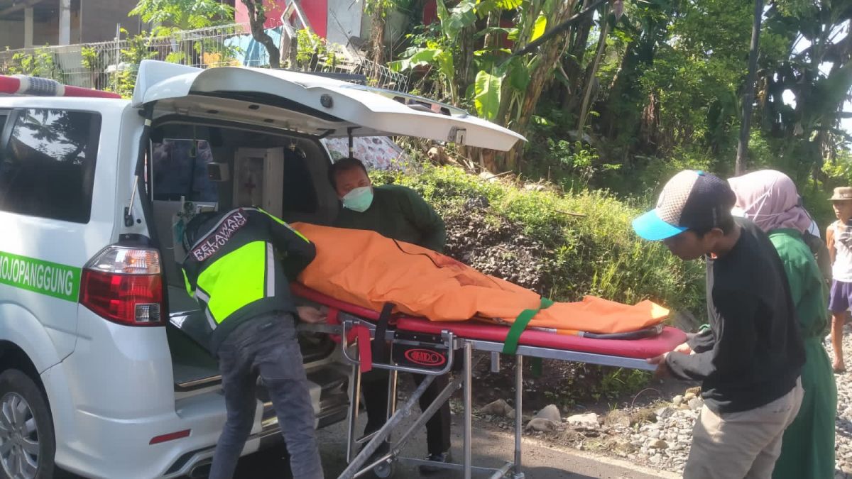 Jenazah korban dievakuasi petugas dari Polsek Giri dan PKM Mojopanggung.(Foto: Humas Daop 9 Jember)