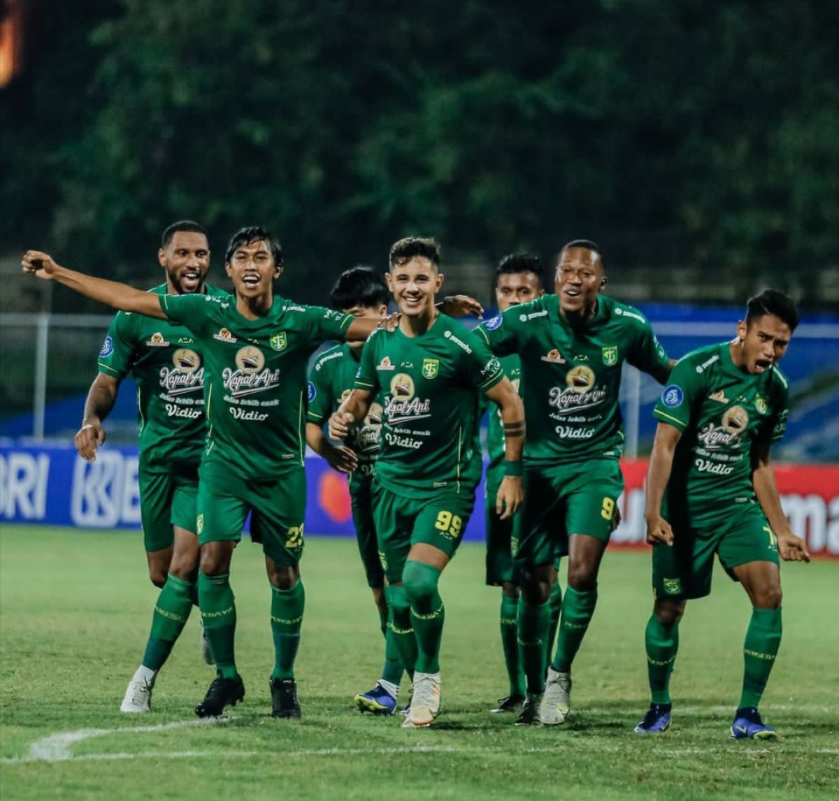 Pemain Persebaya Surabaya saat selebrasi usai menang 2-1 dari Madura United awal Maret 2022.(Foto: instagram officialpersebaya)