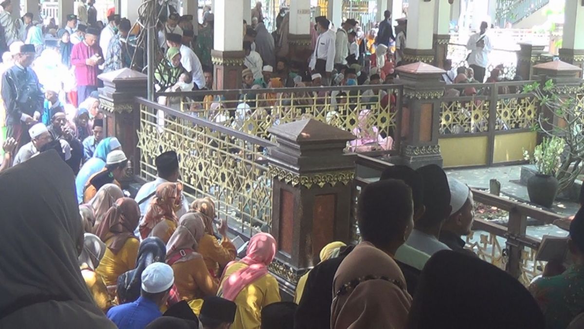 Makam Gus Dur dipenuhi peziarah dari berbagai wilayah menjelang Ramadan. (Foto: Elok Aprianto/jatimnow.com)