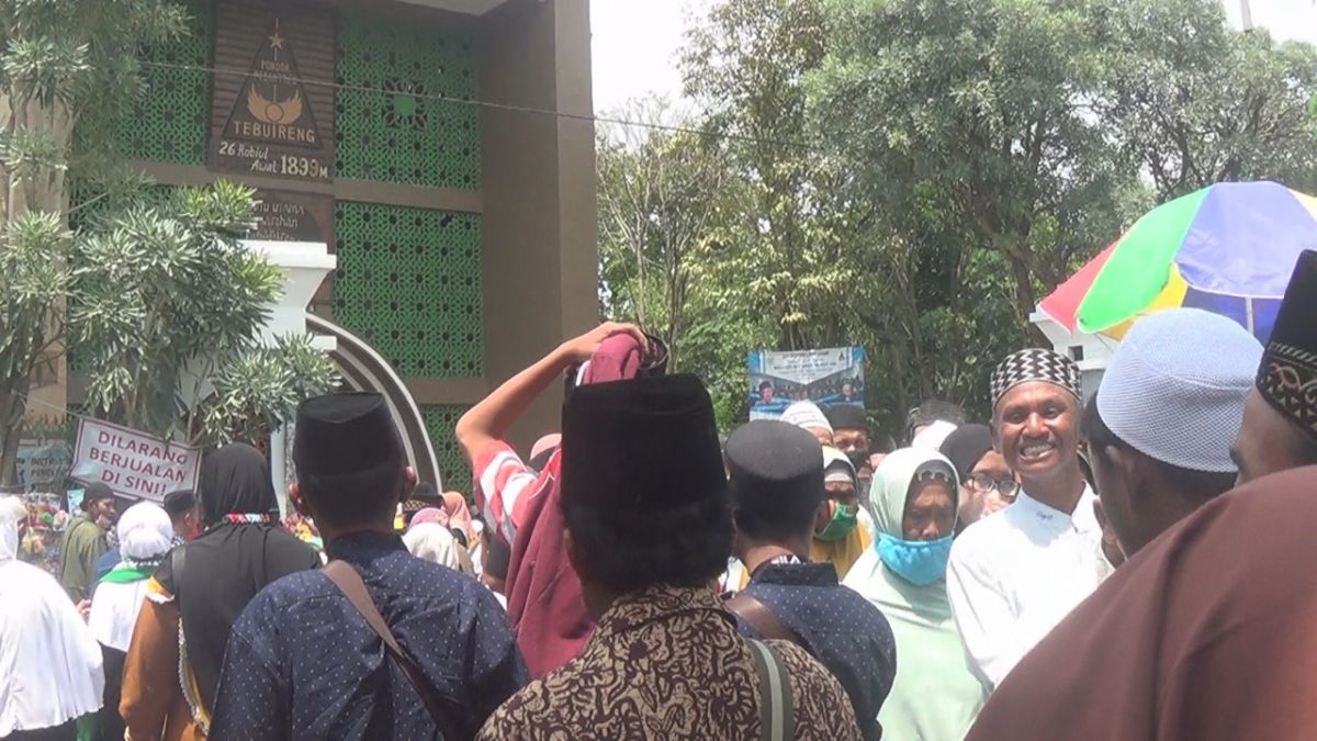 Ribuan peziarah memadati komplek pemakaman Gus Dur di Ponpes Tebuireng,Jombang.