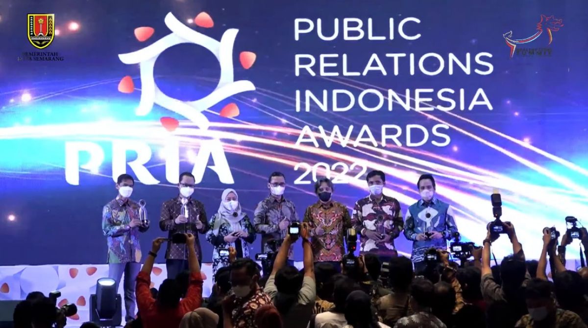 Diskominfo Kota Surabaya saat menerima penghargaan PR Indonesia Awards (PRIA) 2022 di Semarang (Foto: Humas Kominfo Surabaya/jatimnow.com)
