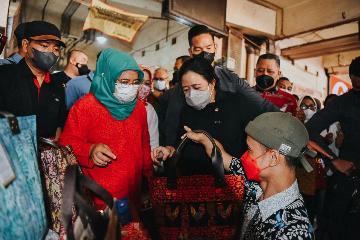 Puan Maharani mendapat hadiah tas dari Ahmadi, seorang difabel, saat berada di Pasar Tambahrejo, Surabaya. (Foto: PDI Perjuangan)