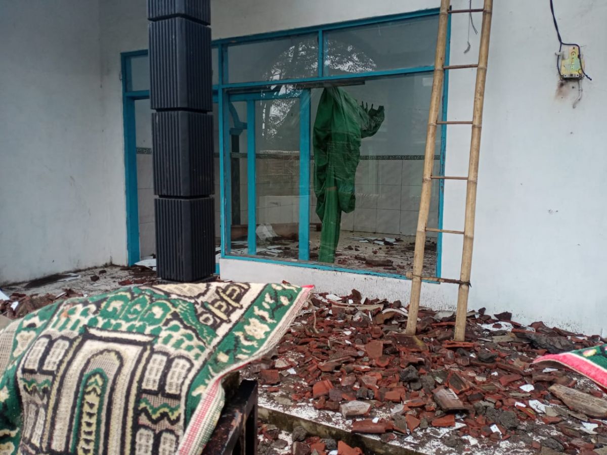 Puing-Puing atap musala.(Foto: Kepala Desa Andonosari Akhmad Pujianto)