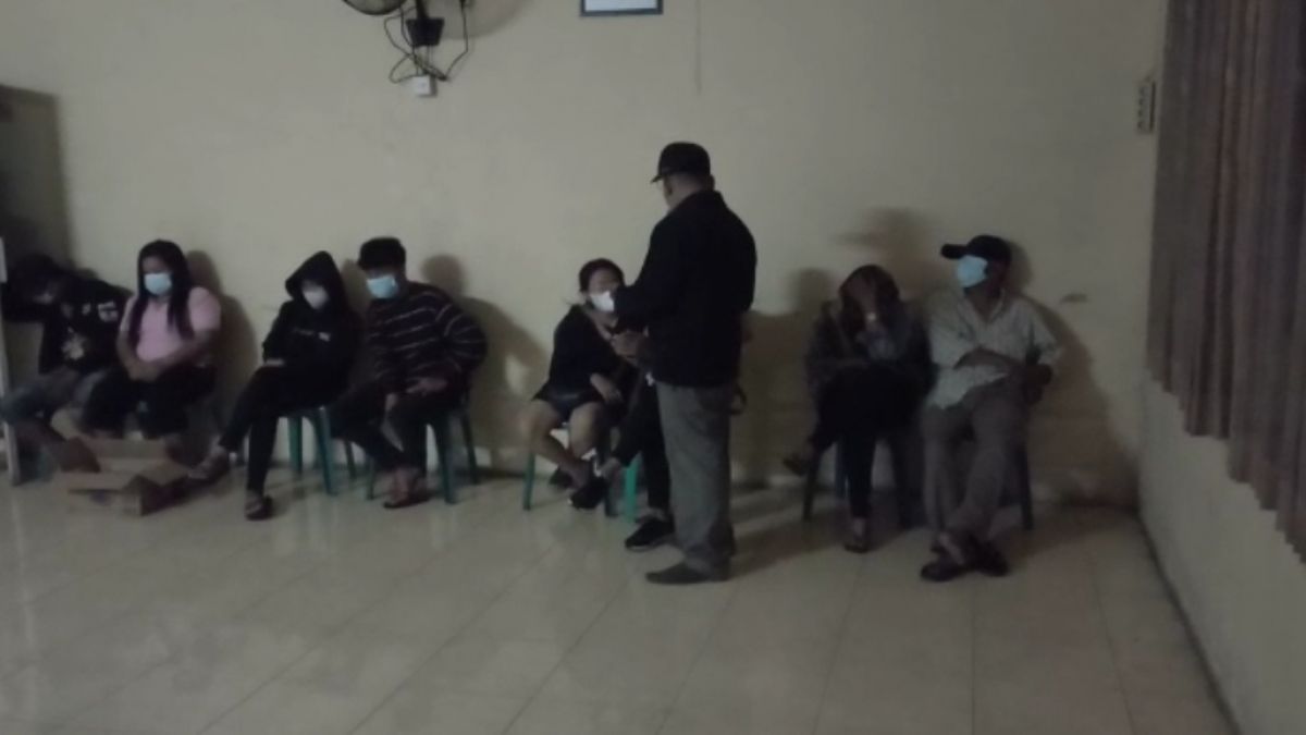 Sepuluh pasangan yang terciduk dibawa ke Kantor Satpol PP. (Foto: Hasan for jatimnow.com)